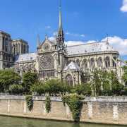 Notre-Dame sett från söder om Seine på dagen
