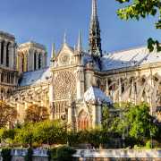 Katedralen Notre Dame de Paris i skymning på hösten