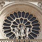 Notre-Dame de Paris med kvinna och barn som har två änglar vid sin sida