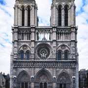 Framsidan av Notre-Dame med de två höga tornen
